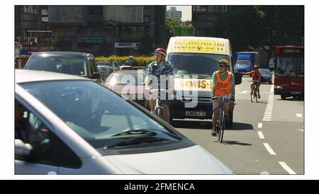 Cole Morton con istruttore di ciclo Steve Wagland (controllare l'ortografia) Fai un giro nel negozio di biciclette di Edwardes in Camberwell Road attraverso Elephant & Castle sul ponte di Waterloo in Soho.Pic David Sandison 13/6/2003 Foto Stock