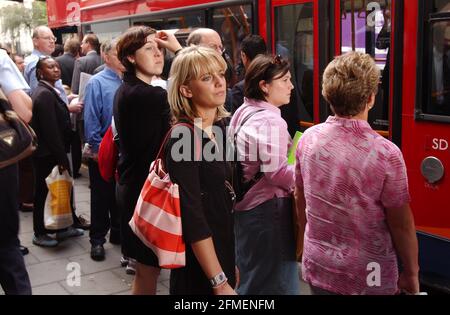 La coda degli autobus fuori dalla stazione ferroviaria di Waterloo alle 9 Mattina.18 Luglio 2002 foto Andy Paradise Foto Stock