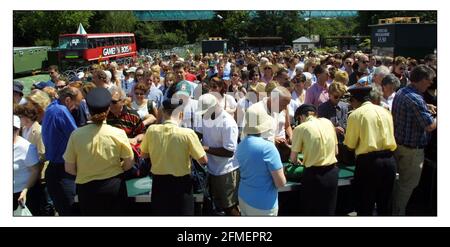 Wimbledon Day One..... e i giocatori e i crouds sono stati trattati a glorioso Weather.Fans in cerca di Wimbledonpic David Sandison 24/6/2002 Foto Stock