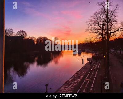 Un magico e colorato tramonto invernale sul fiume Dee a Chester, Regno Unito Foto Stock