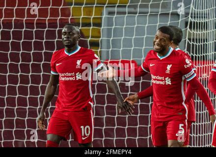 Liverpool. 8 maggio 2021. Il Sadio Mane (L) di Liverpool celebra il punteggio durante la partita della Premier League tra Liverpool e Southampton ad Anfield a Liverpool, Gran Bretagna, l'8 maggio 2021. Credit: Xinhua/Alamy Live News Foto Stock