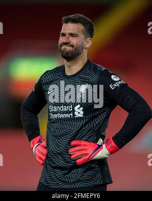 Liverpool. 8 maggio 2021. Alisson Becker, portiere di Liverpool, reagisce durante la partita della Premier League tra Liverpool e Southampton ad Anfield a Liverpool, Gran Bretagna, l'8 maggio 2021. Credit: Xinhua/Alamy Live News Foto Stock