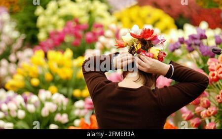 Sara Turner del Bloms Bulbs Primrose Nursery mostra fixes una disposizione floreale nei suoi capelli durante gli ultimi pochi Ore di preparazione al Chelsea Flower Show che apre Domani.19 Maggio 2002 foto Andy Paradise Foto Stock