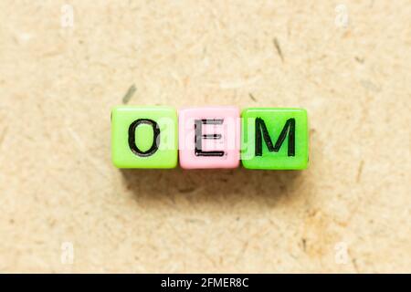 Blocco di lettere alfabetiche a colori in termini OEM (Abbreviazione di Original Equipment Manufacturer) su sfondo di legno Foto Stock