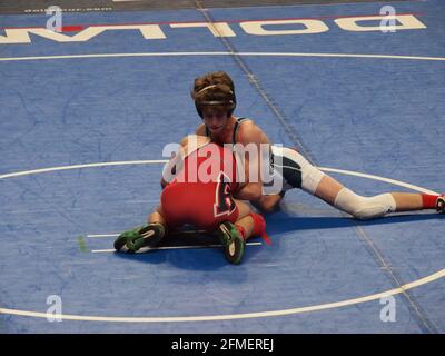 I lottatori delle scuole superiori in un torneo della Pennsylvania mostrano le loro abilità in competizione. Foto Stock