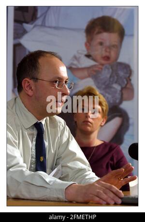 Press Conf re gene Therapy cura la malattia che minaccia la vita a. Great Ormond Street Hospital...Dr Adrian Thrasher che ha guidato i processi E la signora Marie Evans, madre di Rhys Evans, 18 mesi Vecchio ragazzo curò di fatale condizione genetica X-SCID.pic David Sandison 3/4/2002 Foto Stock