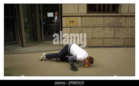 Myles Anderson rotolò un miglio arancione attraverso la città Di Londra in 1 ora e 14 minuti in un Tentativo di entrare nel libro di Guiness dei record che era Raccolta anche di denaro per Action Aid.pic David Sandison 22/3/2002 Foto Stock