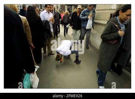Myles Anderson rotolò un miglio arancione attraverso la città Di Londra in 1 ora e 14 minuti in un Tentativo di entrare nel libro di Guiness dei record che era Raccolta anche di denaro per Action Aid.pic David Sandison 22/3/2002 Foto Stock