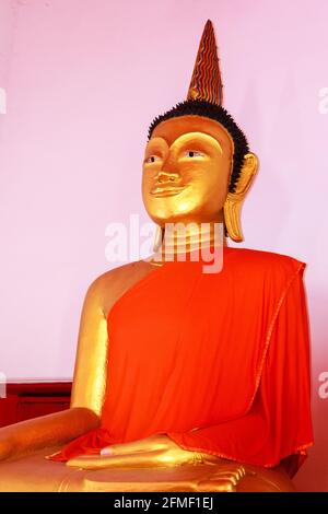 Statua di Buddha Wat Putta Mongkon (Wat Klang) vecchia città di Phuket, Thailandia Foto Stock