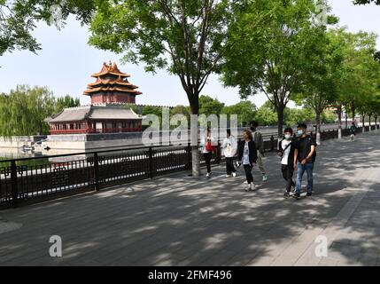 Pechino, Cina. 09 maggio 2021. Le persone che indossano un facemask come precauzione contro la diffusione della covid-19 visto a piedi oltre le strade vicino alla Città Proibita a Pechino. (Foto di Sheldon†Cooper†/ SOPA Images/Sipa USA) Credit: Sipa USA/Alamy Live News Foto Stock