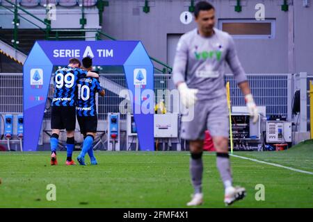 Andrea Pinamonti (FC Inter) e Lautaro Martinez (FC Inter) festeggiano il suo gol durante il campionato italiano Serie A Football Match tra FC Internazionale e UC Sampdoria l'8 maggio 2021 allo stadio Giuseppe Meazza di Milano - Foto Morgese-Rossini / DPPI / LiveMedia Foto Stock