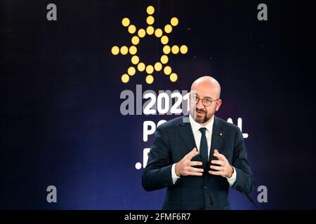 (210509) -- LISBONA, 9 maggio 2021 (Xinhua) -- il presidente del Consiglio europeo Charles Michel partecipa a una conferenza stampa durante il vertice sociale dell'Unione europea (UE) a Porto, Portogallo, 8 maggio 2021. Il presidente della Commissione europea Ursula von der Leyen ha dichiarato sabato, al termine del vertice sociale dell'Unione europea (UE) tenutosi a Porto, che i leader dei paesi dell'Unione europea comprendono che esistono "questioni più urgenti" che la rinuncia al brevetto sui vaccini COVID-19. Ventiquattro dei 27 capi di Stato e di governo dell'UE hanno partecipato alla riunione di due giorni per la messa a punto della bl Foto Stock