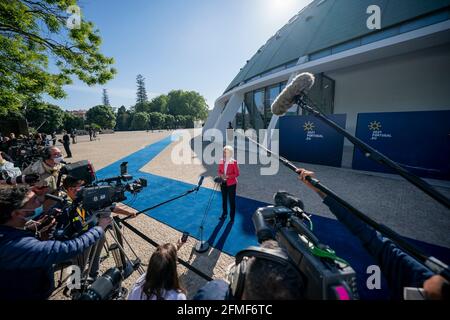 (210509) -- LISBONA, 9 maggio 2021 (Xinhua) -- il presidente della Commissione europea Ursula von der Leyen parla ai giornalisti a Lisbona, Portogallo, 8 maggio 2021. Il presidente della Commissione europea Ursula von der Leyen ha dichiarato sabato, al termine del vertice sociale dell'Unione europea (UE) tenutosi a Porto, che i leader dei paesi dell'Unione europea comprendono che esistono "questioni più urgenti" che la rinuncia al brevetto sui vaccini COVID-19. Ventiquattro dei 27 capi di Stato e di governo dell'UE hanno partecipato alla riunione di due giorni per definire l'agenda sociale del blocco per il prossimo decennio. Foto Stock