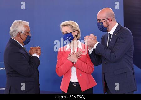 (210509) -- LISBONA, 9 maggio 2021 (Xinhua) -- il presidente della Commissione europea Ursula von der Leyen (C), il primo ministro portoghese Antonio Costa (L) e il presidente del Consiglio europeo Charles Michel partecipano ad una conferenza stampa in occasione del vertice sociale dell'Unione europea (UE) a Porto, Portogallo, 8 maggio 2021. Il presidente della Commissione europea Ursula von der Leyen ha dichiarato sabato, al termine del vertice sociale dell'Unione europea (UE) tenutosi a Porto, che i leader dei paesi dell'Unione europea comprendono che esistono "questioni più urgenti" che la rinuncia al brevetto sui vaccini Foto Stock