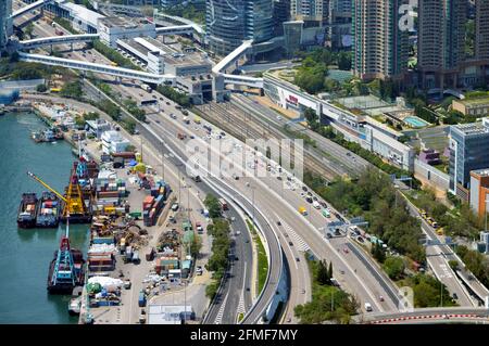 West Kowloon Highway (西九龍公路) accanto alla stazione MTR olimpica di Kowloon, Hong Kong Foto Stock