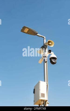 Un gruppo di telecamere di sicurezza su un lampione, in un parco pubblico sullo sfondo del cielo, con spazio di copia Foto Stock