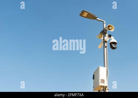 Un gruppo di telecamere di sicurezza su un lampione, in un parco pubblico sullo sfondo del cielo, con spazio di copia Foto Stock