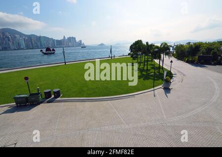 Passeggiata fronte porto lungo Victoria Harbour nel Parco dell'Arte del quartiere Culturale di West Kowloon, Hong Kong Foto Stock