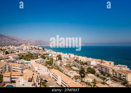 Giornata di sole, estate, paesaggio spagnolo della costa mediterranea. Spiaggia con acqua turchese. Il sole turistico e la spiaggia di Altea, Valencia, Spagna Foto Stock