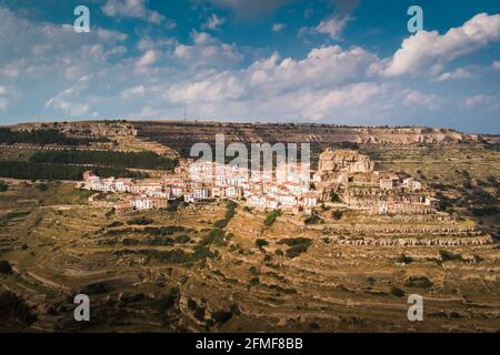 Piccola e pittoresca cittadina in cima ad una montagna. Ares del Maestre, Comunità Valenciana, Spagna Foto Stock