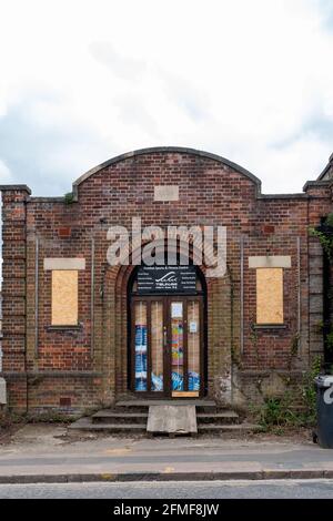 Una vista esterna del centro fitness e sport di combattimento Tsunami, ora chiuso, ospitato nel Romsey Town Labor Club. Mill Road, Cambridge. Foto Stock