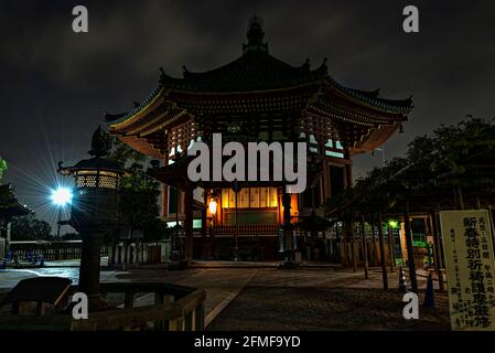 Nan'endo, padiglione del tempio di Kofuku-ji di notte, Nara, Giappone. Patrimonio dell'umanità dell'UNESCO. Foto Stock