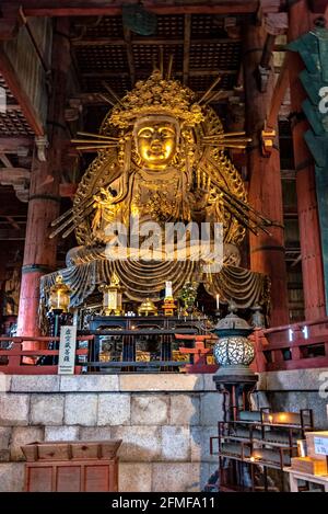 Statua di Nyoirin-kannon, Sala del Grande Buddha, Tempio di Todaiji, Nara, Kansai, Giappone. Patrimonio dell'umanità dell'UNESCO. Foto Stock