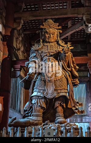 Komokuten, guardiano nella Sala del Grande Buddha, Tempio Todaiji, Nara, Kansai, Giappone. Patrimonio dell'umanità dell'UNESCO. Foto Stock