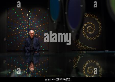 I CONTENUTI SONO SOGGETTI A EMBARGO FINO ALLE ORE 00.01 DI LUNEDÌ 10 MAGGIO 2021. Kew Gardens, Richmond, Regno Unito. 6 maggio 2021. L'artista Andrew Parker si trova accanto ad alcune delle sue opere presenti nella nuova mostra contemporanea "Naturally Brilliant Color" presso la Shirley Sherwood Gallery of Botanical Art, Kew Gardens. La spettacolare mostra che mostra pure Structural Color - trae ispirazione dal mondo naturale per produrre in modo sintetico qualsiasi parte di colore nella sua forma più vivace. La mostra ‘Sparte di "Mummer at Kew" da lunedì 17 maggio a domenica 26 settembre 2021. Amanda Rose/Alamy Live News Foto Stock