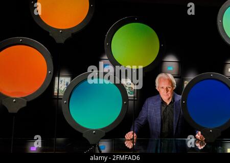 I CONTENUTI SONO SOGGETTI A EMBARGO FINO ALLE ORE 00.01 DI LUNEDÌ 10 MAGGIO 2021. Kew Gardens, Richmond, Regno Unito. 6 maggio 2021. L'artista Andrew Parker si trova accanto ad alcune delle sue opere presenti nella nuova mostra contemporanea "Naturally Brilliant Color" presso la Shirley Sherwood Gallery of Botanical Art, Kew Gardens. La spettacolare mostra che mostra pure Structural Color - trae ispirazione dal mondo naturale per produrre in modo sintetico qualsiasi parte di colore nella sua forma più vivace. La mostra ‘Sparte di "Mummer at Kew" da lunedì 17 maggio a domenica 26 settembre 2021. Amanda Rose/Alamy Live News Foto Stock