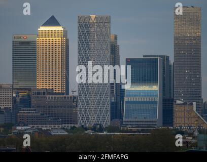 Vista dei grattacieli di Canary Wharf dal balcone all'ultimo piano Del municipio di Londra durante i risultati delle elezioni del sindaco di Londra sera verso il tramonto Foto Stock