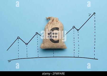 Concetto di crescita del tasso di cambio in euro con grafico di crescita e borsa di denaro. Foto Stock