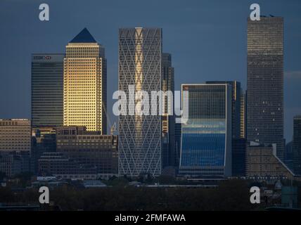 Vista dei grattacieli di Canary Wharf al sole di sera con 1 Canada Square illuminata di luce dorata. London Docklands Financial District, 8 maggio 2021 Foto Stock