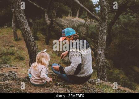 Famiglia padre e figlia bambino a piedi in campeggio viaggio foresta vacanza estiva all'aperto Foto Stock