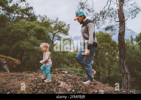 Padre e figlia bambino che viaggiano insieme escursione famiglia vacanza avventura stile di vita all'aperto nella foresta Foto Stock
