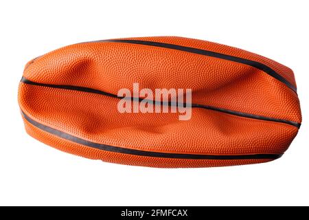 Arancione, gomma, palla da basket sgonfia isolata su sfondo bianco. Foto Stock