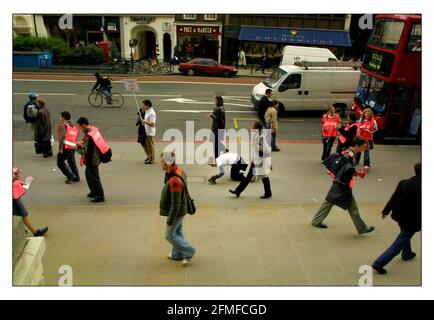 Myles Anderson rotolò un miglio arancione attraverso la città Di Londra in 1 ora e 14 minuti in un Tentativo di entrare nel libro di Guiness dei record che era Raccolta anche di denaro per Action Aid.pic David Sandison 22/3/2002 Foto Stock