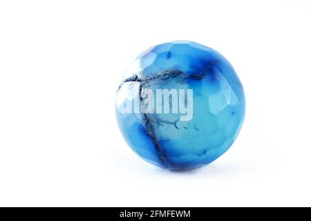 Perline di agata blu a motivi geometrici isolate su perline bianche, tonde di Agata, pietre semi preziose. Perle minerali naturali. Perle fatte di pietre naturali per creare l'ebreo Foto Stock