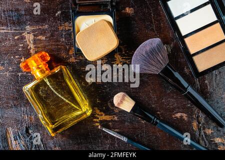 Cosmetici e bottiglie di profumo per donna Foto Stock