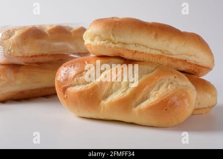 Baguette francese. Mini baguette fresche con crosta dorata croccante Foto Stock