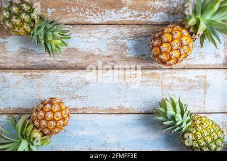 Frutta di ananas su uno sfondo di legno Foto Stock