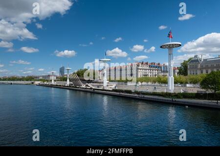 Lione (Francia), 05 maggio 2021. Rive della Rhône con vista sul centro di sport acquatici Tony Bertrand (ex piscina Rhône). Foto Stock