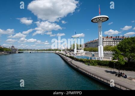 Lione (Francia), 05 maggio 2021. Rive della Rhône con vista sul centro di sport acquatici Tony Bertrand (ex piscina Rhône). Foto Stock