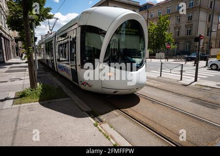 Lione (Francia), 05 maggio 2021. Tram linea T2 su Avenue Berthelot. Foto Stock