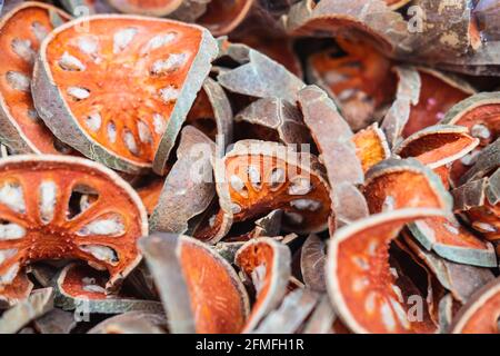 Frutta di bael, erbe secche per la salute Foto Stock