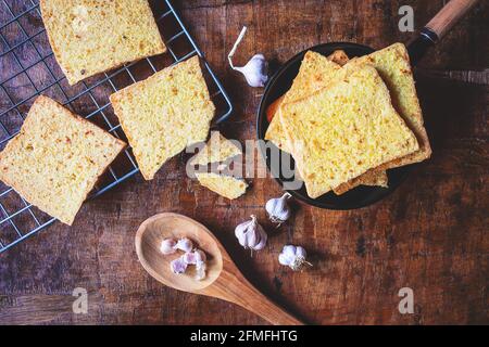 Cuocere il pane fresco all'aglio dal forno Foto Stock