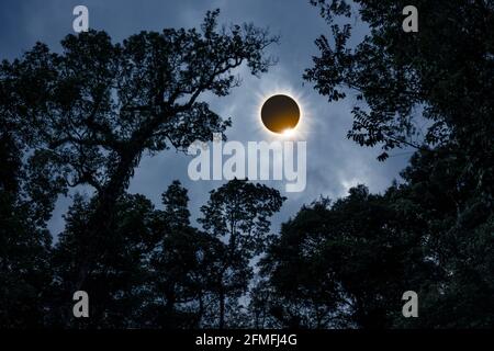 Incredibile fenomeno scientifico naturale. La Luna che copre il Sole totale eclissi solare con effetto anello diamante e corona interna che illumina su cielo abov Foto Stock