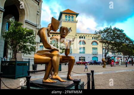 L'AVANA, CUBA - 26 NOVEMBRE 2015: La Conversacion di Etienne Pirot, installato nella Plaza de San Francisco a l'Avana, Cuba. La scultura rappresenta il Foto Stock