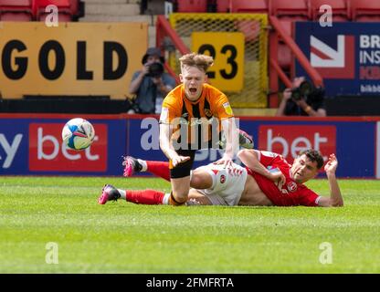 Londra, Regno Unito. 09 maggio 2021. Keane Lewis-Potter di Hull City è portato giù da Albie Morgan di Charlton Athletic durante la Sky Bet League 1 dietro la partita a porte chiuse tra Charlton Athletic e Hull City a The Valley, Londra, Inghilterra il 9 maggio 2021. Foto di Alan Stanford/prime Media Images. Credit: Prime Media Images/Alamy Live News Foto Stock