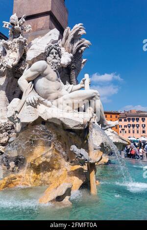 Roma, Italia. Piazza Navona. Fontana dei quattro fiumi o Fontana dei quattro fiumi creata da Gian Lorenzo Bernini. Il centro storico di Roma è Foto Stock